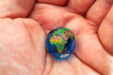 Çevresel farkındalık, küresel ısınma bilinci ve gezegen kavramsal fikirlerinin geleceğini korumak için dünyayı açık avuç içinde tutmak.