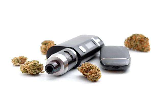 CBD ve THC buharlaştırma ürünleri, kuru ot buharlaştırıcısı ve beyaz arka planda izole edilmiş marihuana tomurcuklarıyla çevrili e sigara ve vape mod ile sağlıklı esrar konsepti solunumu teması