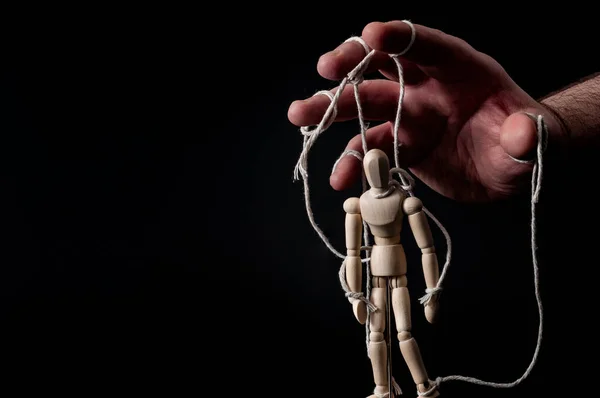 İşverenin çalışanı manipüle etmesi, duygusal manipülasyon yapması ve kaygı verici bir elle siyah arka planda dengesiz bir kontrastı olan kuklanın iplerini çekmesi ve fotokopi alanı ile ana konsepte uyması.