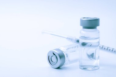 Aşılar, botulinyum toksini ve insülin ampülleri konsept temalı cam şişeler ve beyaz zemin üzerinde izole edilmiş şırınga ve şırınga yanında bir şırınga