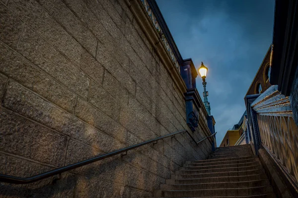 Beleuchtete Dunkle Gespenstisch Aussehende Treppen London England Bei Nacht Umgeben — Stockfoto