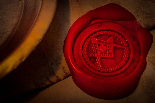 Masonluk sembolü, mum altında eski bir mektup, kare, pusula ve G harfiyle mühürlenmiş, en tanımlanabilir masonik sembollerden biri.