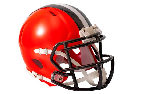 白い背景に隔離されたヘルメットの冠に沿って黒とグレーのストライプと赤またはオレンジのアメリカンフットボールヘルメット — ストック写真