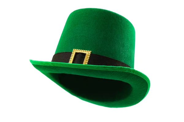 圣帕克斯日迷因和3月17日的概念与一个多元的图像绿色游行帽与腰带和扣与白色背景与夹路径切断 — 图库照片