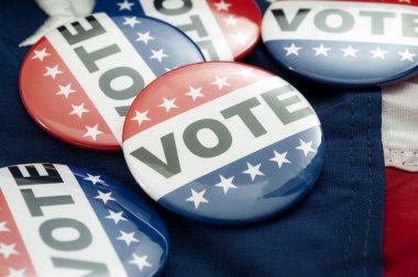 Demokratlara karşı cumhuriyetçi anket, demokratik karar ve oy kullanma kampanyası rozetleri ve Amerika Birleşik Devletleri bayrağı ile birincil kavramsal fikir