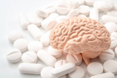 Nootropik maddeler hafıza ve sinir fonksiyonlarını geliştirmek için kullanılır, akıllı ilaçlar ve bilişsel geliştiriciler kavramsal fikir ve beyaz arka planda izole edilmiş haplar