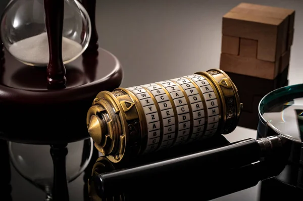 Odadan kaçmak ya da kaçış oyunu, oyuncuların bir odaya kilitlenip ipuçlarını inceleyip bulmacaları çözmeleri gereken fiziksel bir oyundur. Xcape kelimesi bu kripteks bilmecesinin şifresi.