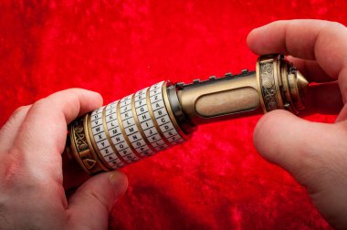 Şifreleme ve veri güvenliği kavramı. İçinde gizli bir mesaj olan şifreli bulmaca kutusu veya Kripteks açılıyor.