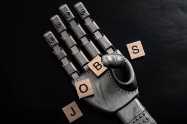 Otomasyon yüzünden işinizi ve robot el kavramının yükselişi yüzünden işinizi kaybedersiniz. Siyah arka planda 
