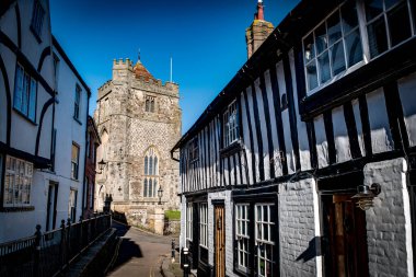 Hastings, Sussex, İngiltere ve İngiltere 'deki Anglikan St. Clements kilisesine giden dar bir yol.