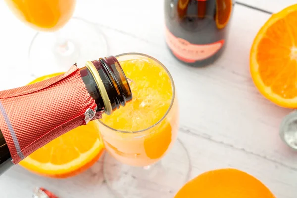 Πλούσια Ποτά Ανάμειξης Καλοκαιρινά Αλκοολούχα Ποτά Και Δροσιστικό Brunch Mimosa — Φωτογραφία Αρχείου