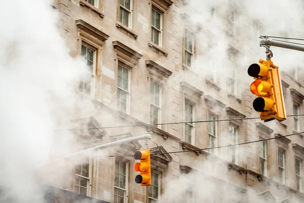 纽约的交通信号灯被地铁的蒸汽环绕着 — 图库照片