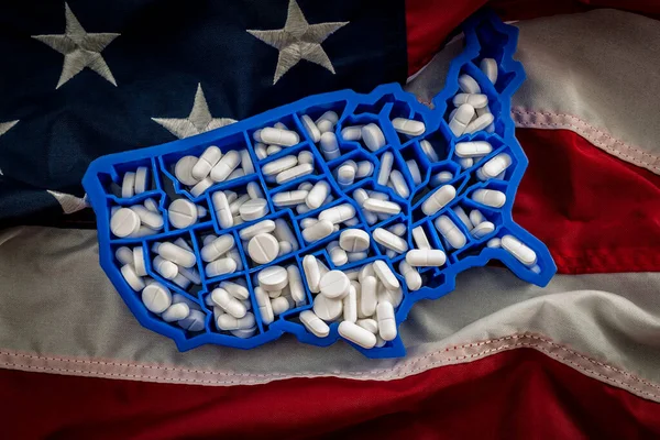 Amerikan bayrağında oksikodon ve hidrokodon ilaçlarıyla dolu ABD haritasıyla sağlık, opioid salgını ve uyuşturucu bağımlılığı kavramı