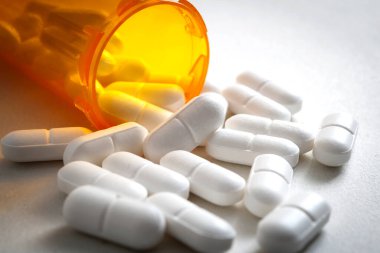 Opioid salgını, ağrı kesiciler ve bir şişe reçeteli ilaç ve hidrokodon hapının üzerine dökülmesiyle oluşan uyuşturucu bağımlılığı kavramı.