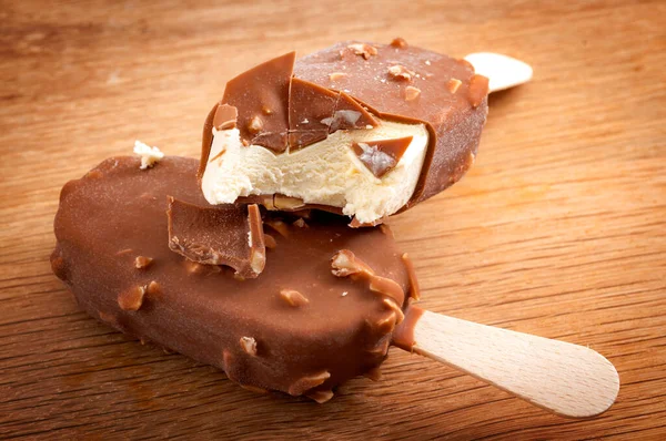 Tazeleyici yaz yemekleri, buzlu soğuk tatlı ve dondurulmuş atıştırmalık konsepti. Vanilyalı, fındıklı ve çikolatalı dondurmaları yakın çekimde.