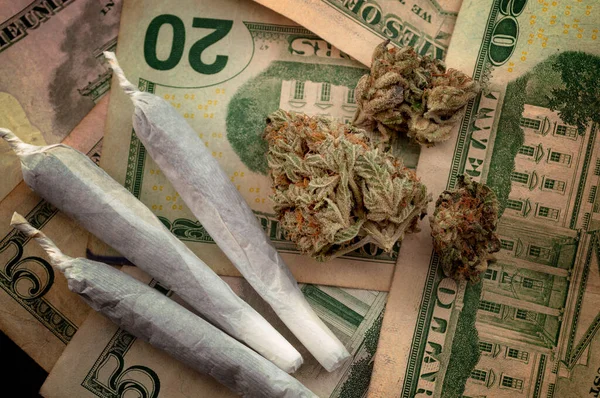 게이트웨이 건강에 마약의 대마초 꽃봉오리에 배경에 대항하는 담배로 알려진 담배를 — 스톡 사진