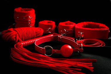 BDSM fantezi oyunu ve siyah ipek bondge kısıtlamaları için tam kırmızı seks oyuncağı seti (top gag, kelepçe, halat, kırbaç, tasma ve tasma) ile cinsel sapma, erotik oyunlar ve insan cinselliği kavramı