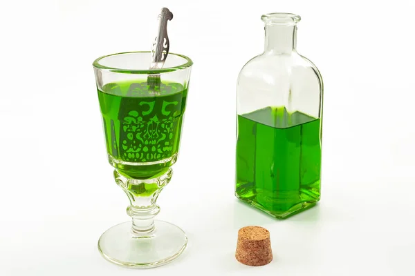 酒精饮料源于植物的概念主题 与古董玻璃 金属勺和复古瓶分离的白色背景 — 图库照片
