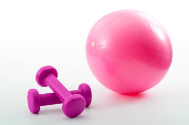 Halter, aerobik egzersiz, kas egzersizi, şişirilebilir fitness topu ve beyaz arka planda izole edilmiş pembe ağırlıklar sayesinde güç artışı