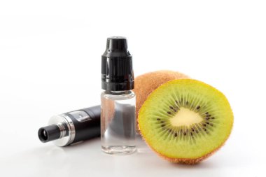 Sigara içmenin, meyve aromalı buharlaşmanın, elektronik sigara ve beyaz arka planda izole edilmiş bir şişe kivi aromalı meyve suyu ile kavramsal fikrin güvenli alternatifi.