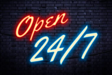 Servis her zaman ve her gün açık ya da üzerinde 7 / 24 açık metin olan tuğla bir duvara karşı kırmızı ve mavi ışıklı bir tabela ile durmaksızın konsept teması kullanılıyor