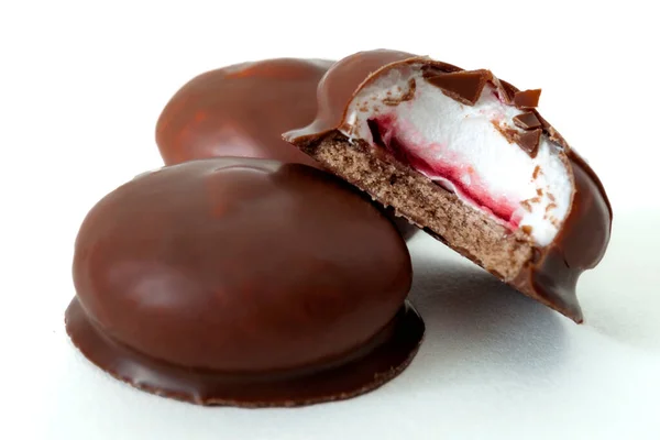 Søte Sukkervarer Søte Marshmallows Med Marshmallows Belagt Melkesjokolade Isolert Hvit – stockfoto