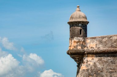 Dış kule ve duvar San Felipe del Morro kalesinin nöbetçi kulübesiyle Porto Riko, ABD 'de San Juan' da bulutlar ve kopyalama alanı ile mavi gökyüzüne karşı