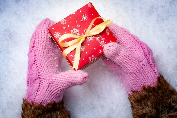 Top Pohled Ruce Zimě Vlněné Rukavice Vánoční Dárkové Krabice Sníh — Stock fotografie