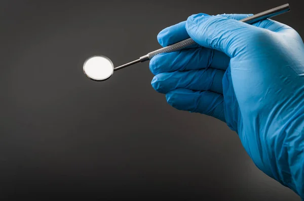 Przyrządy Dentystyczne Koncepcja Higienisty Stomatologicznego Ręką Dentysty Noszącą Niebieskie Rękawice — Zdjęcie stockowe