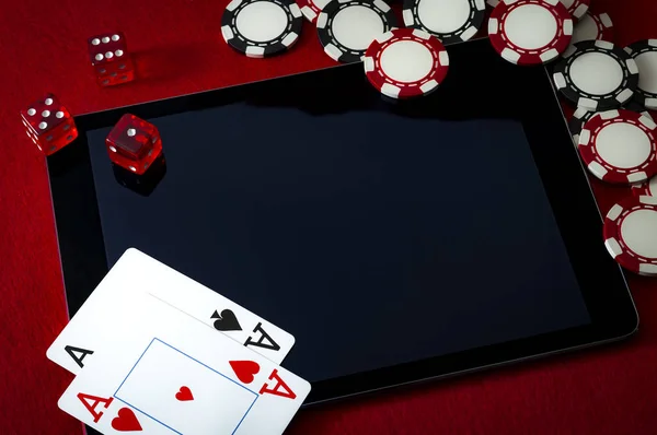 Casino Internet Conceito Jogo Online Com Duas Cartas Ases Tablet — Fotografia de Stock
