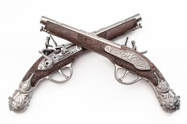 Amerikan Devrimi 'ne dayanan ateşli silahlar ve eski moda düello tabancaları ile antika koleksiyon konsepti beyaz arka planda izole edilmiş, kesme yolu ile izole edilmiş.