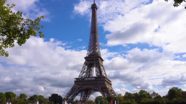 Eiffeltur över floden Seine — Stockvideo