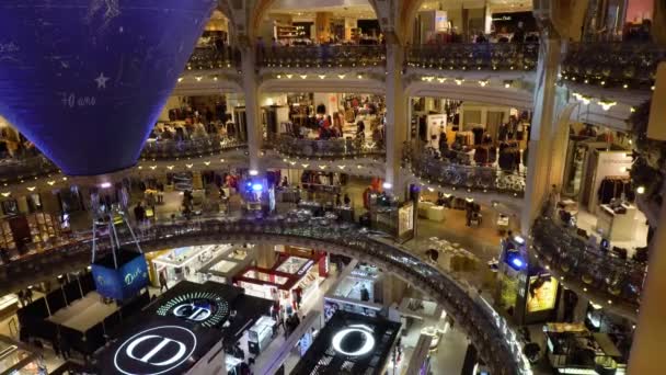 Galeria Lafayette, famosa loja Paris, França — Vídeo de Stock