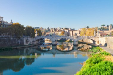 Köprü ve Tiber Nehri Roma, İtalya