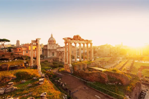 Foro - Ruinas romanas en Roma, Italia — Foto de Stock