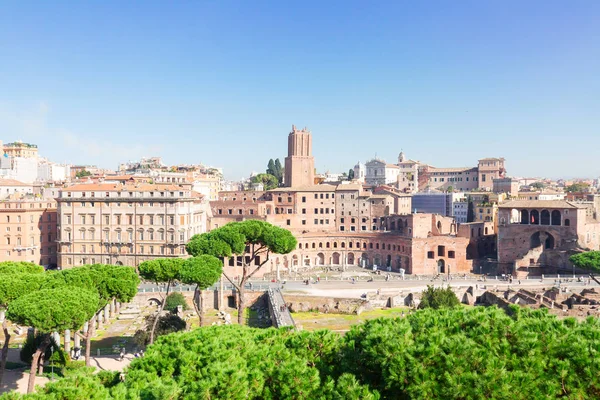 Foro - Ruinas romanas en Roma, Italia — Foto de Stock