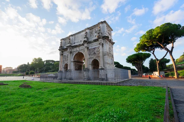 Coliseo y Arco de Constantino, Roma, Italia — Foto de Stock