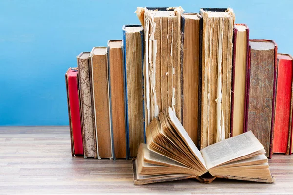 Mucchio di vecchi libri — Foto Stock