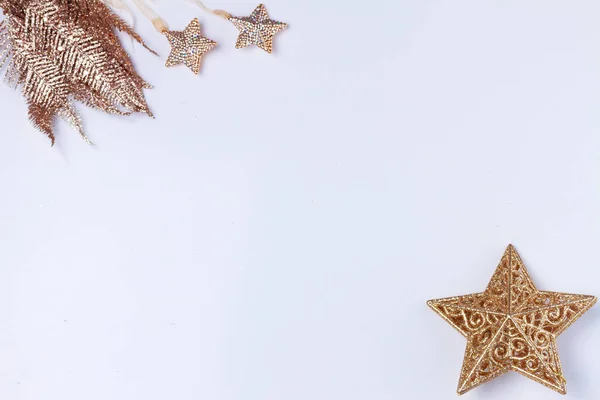 Navidad escena laica plana con decoraciones doradas —  Fotos de Stock