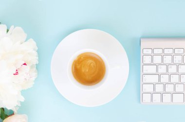 Mavi daire yatıyordu ev ofis çalışma alanı