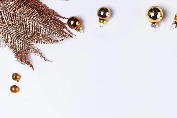 黄金の装飾とクリスマスフラットレイシーン — ストック写真