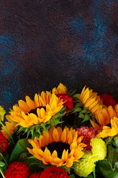 Dahlia ve ayçiçekleri — Stok fotoğraf