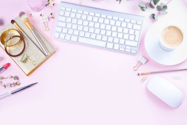 Düz yatıyordu ev ofis çalışma alanı