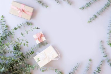 Yeşil yaprakları ile hediye kutuları