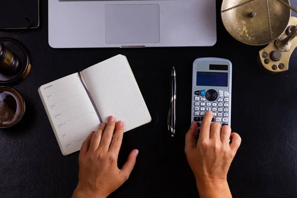 Kopfballtor des Arbeitshelden mit dem Hammer — Stockfoto