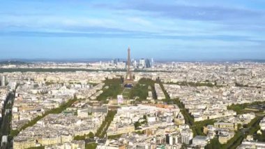 Eyfel Kulesi ve Paris şehir manzarası