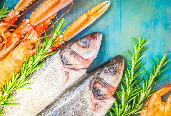 Свіжі морепродукти на синьому фоні — стокове фото
