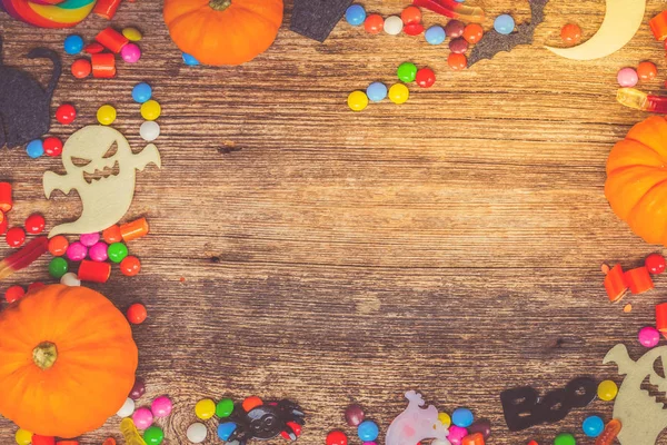 Красочные конфеты на Хэллоуин на дереве — стоковое фото