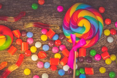 Ahşap üzerine renkli şekerler