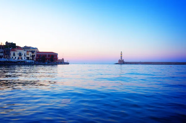 Deniz feneri, pembe günbatımı, Girit Chania — Stok fotoğraf